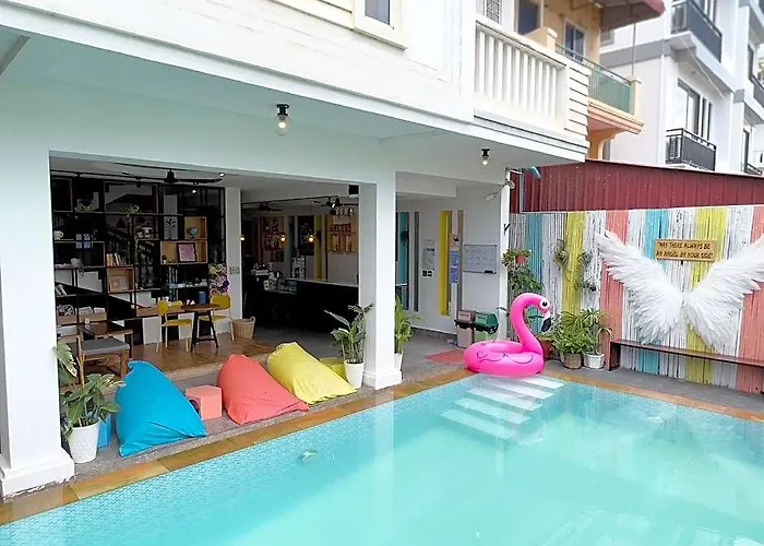 酒店 The Place & Pool Bar 4*