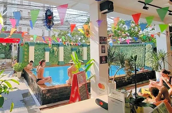 The Place & Pool Bar 酒店
